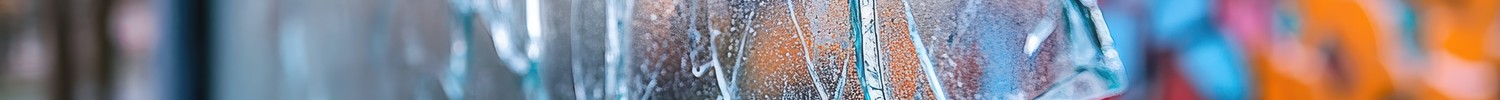 Zerbrochene Fensterscheibe eines Gebäudes